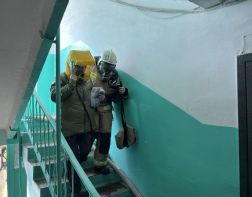В Заречном из пожара эвакуировали женщину