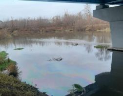 Спасатели ликвидировали нефтяное пятно на реке Пенза