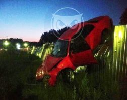 В Заречном легковушка вылетела с дороги и повисла на заборе.ВИДЕО 