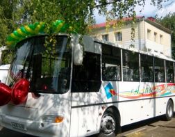 Иван Белозерцев подарил Губернскому лицею автобус