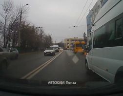 Маршрутчик чуть не спровоцировал аварию в Пензе