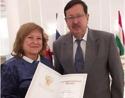 Пензенский педагог получил благодарственное письмо из рук посла Таджикистана