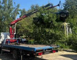 В Арбеково эвакуировали брошенный «Ford», заросший кустами