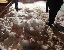 На пензячку на улице Попова с крыши дома упала ледяная глыба