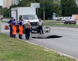 На проспекте Строителей снова провалился асфальт