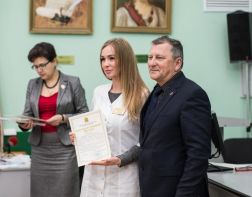 В Пензе наградили работающих в красной зоне студентов-медиков 