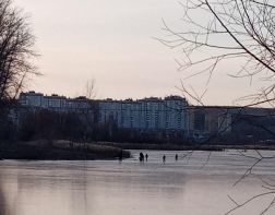 Возле 6-ой горбольницы дети выходят на тонкий лёд