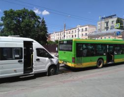 На перекрестке Кирова и Горького маршрутка въехала в автобус