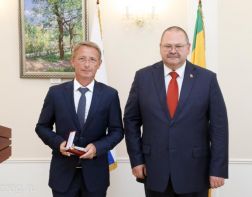 Олег Мельниченко наградил отличившихся зареченцев