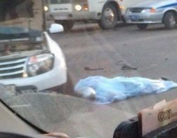 В Пензе мотоциклист на бешеной скорости врезался во внедорожник. ВИДЕО