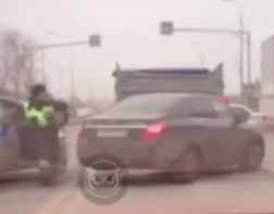 В сети появилось видео жесткого задержания водителя полицейскими