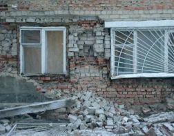В Пензе рухнула стена у дома на улице Кулибина