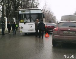 Автобус перекрыл движение на Лермонтова