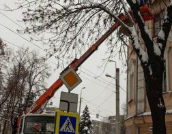 В Пензе очищают крыши домов от наледи и сосулек