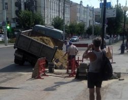 Грузовик провалился в яму возле пензенского «Арбата»