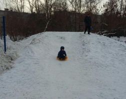 В Пензе опасные ледяные горки засыпят песком