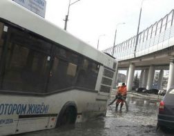В Пензе под автобусом провалился асфальт 