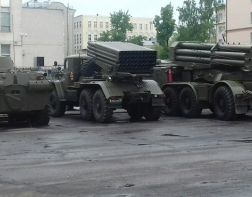 На площади Ленина появилась военная техника