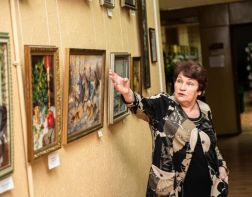 ﻿Зареченка Антонина Остапенко вышивает копии картин