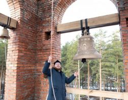 В Заречном впервые зазвонили колокола строящегося храма 