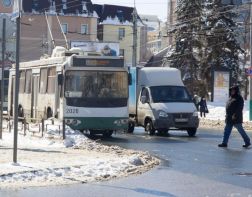 В сети обсуждают видео с жестким заносом троллейбуса 