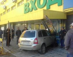 «Lada Kalina» врезалась в здание ТЦ «Ритейл Парк»