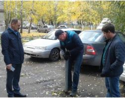 В Пензе начали убирать незаконные автомобильные ограждения во дворах
