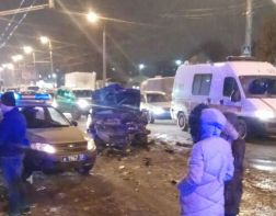 На Карпинского произошла массовая авария с участием «Яндекс.Такси»