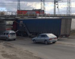 В Пензе под мостом застряла фура