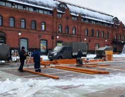 ﻿На площади Ленина устанавливают деревянные горки