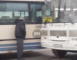 На Кирова столкнулись пассажирский автобус и ритуальный ПАЗ