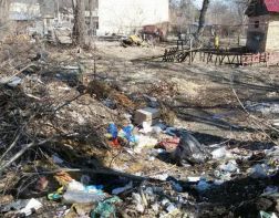 Жители Лодочного проезда устроили рядом с домами свалку