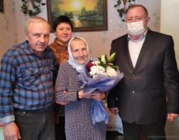 В Пензе ветерана ВОВ поздравили со 100-летием 