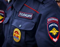В Терновке полицейские оцепили территорию около ТЦ