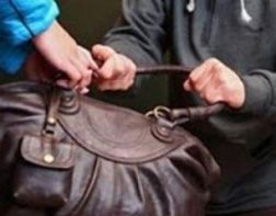 Парень украл у женщин 54 тысячи рублей