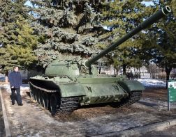 Военную технику у памятника Победы покрасят к 1 мая