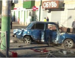 В результате ДТП на Калинина легковушка вылетела на тротуар, водитель погиб