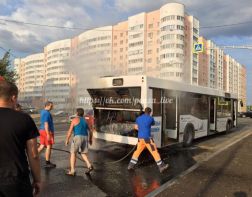 На улице Антонова загорелся пассажирский автобус №82с