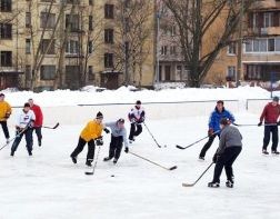 В Пензе начали заливать хоккейные площадки 