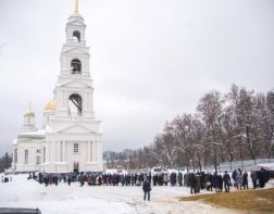 Пензенские верующие отметили Крещение на Соборной площади