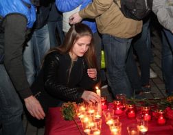 Около 300 пензенцев пришли почтить память погибших при взрыве в Санкт-Петербурге