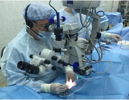 Пензенский офтальмолог проведет первую в мире операцию по имплантации хрусталиков