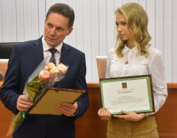12 лучших школьников Пензы получили денежные премии от мэра