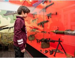 В Заречном открылась выставка оружия