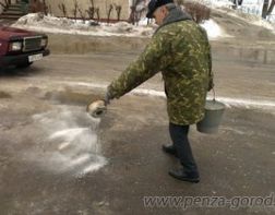 В Пензе борются с гололедом