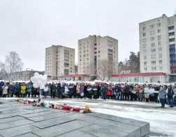 Зареченцы принесли цветы к народному мемориалу в память о трагедии в Кемерово