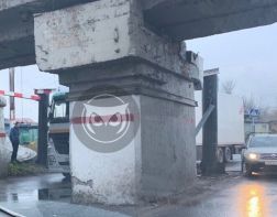 Возле Бакунинского моста под железнодорожными путями вновь застряла фура 