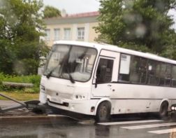 ﻿﻿На Гагарина автобус врезался в светофор
