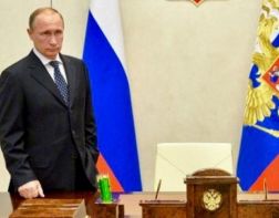 Президент Владимир Путин читает при свете пензенской лампы