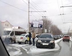 Заносы, аварии и пробки: Пензу завалило снегом